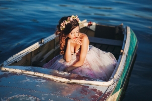 Нежная Олеся в платье с цветочным принтом в лодке