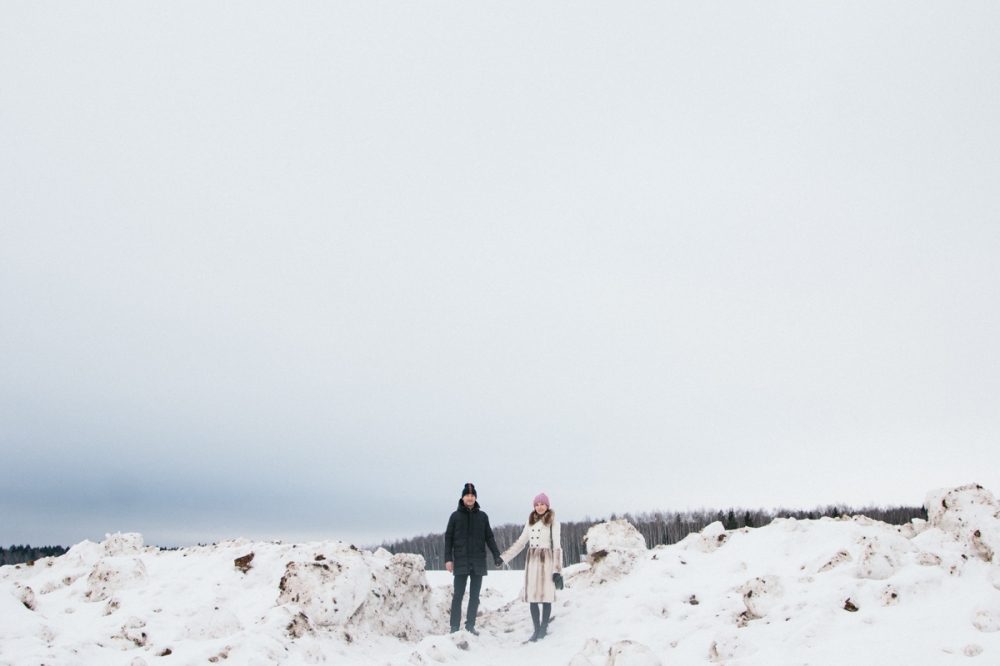 Зимняя история любви в снежных полях на природе