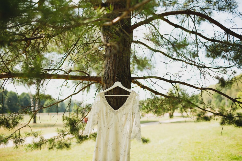 Платье невесты на вешалке в лесу