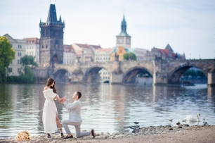 Предложение руки и сердца на фотосессии-прогулке по романтической Праге с видом на Карлов мост, Чехия