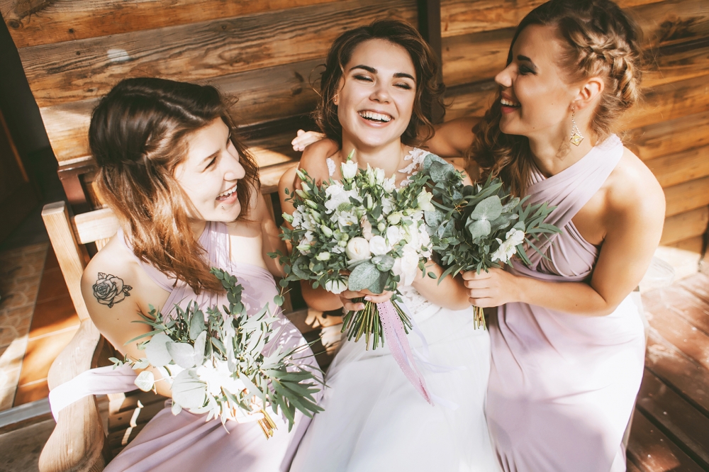 Невеста и подружки в похожих платьях с букетами