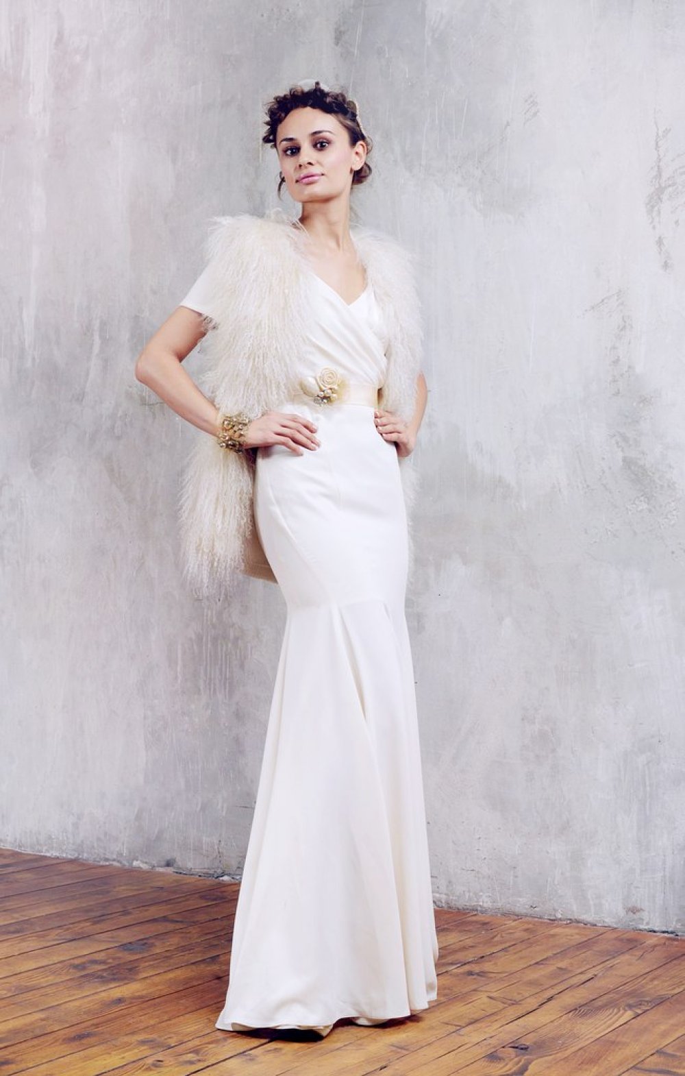 Элегантная модель Вена. Свадебное платье облегающего фасона из легкой ткани, с глубоким V-образный вырезом