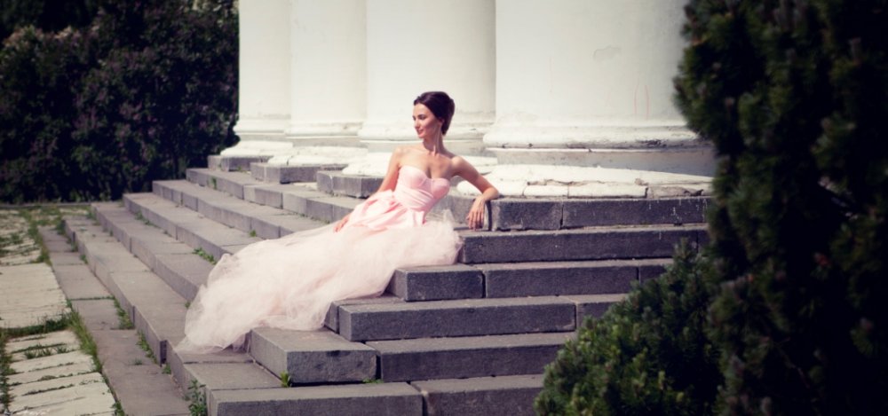 Платье 42-44, выполнено из плотного атласа и фатина. Цвет розовый