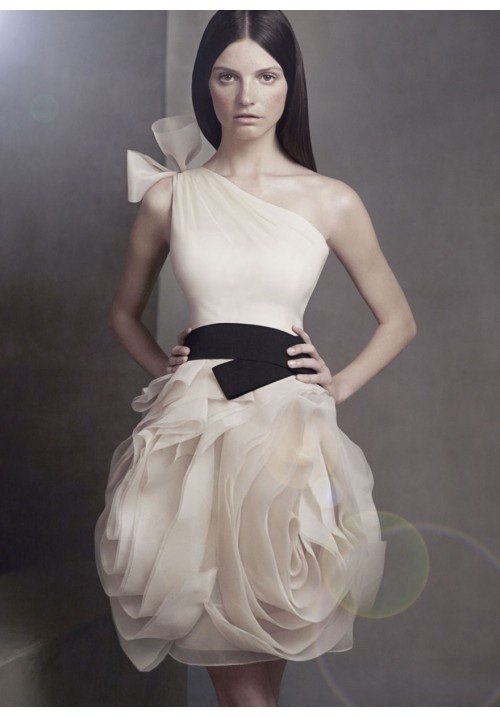Элегантное коктейльное платье Vera Wang White! Прекрасно подойдет как для свадьбы, так и для выхода в свет!