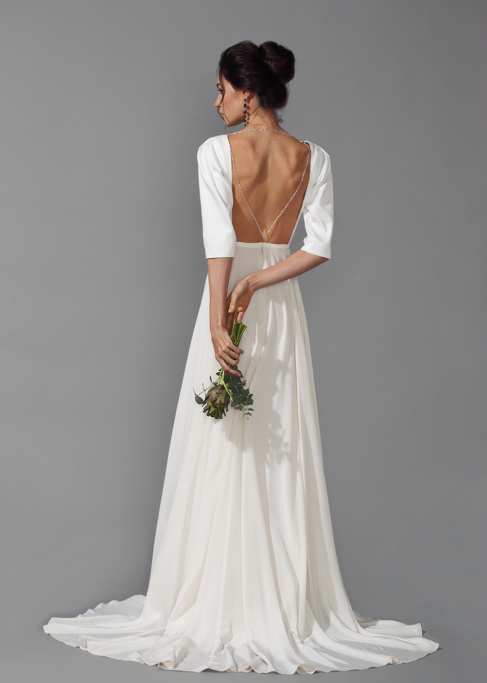 Свадебное платье с открытой спиной и рукавами.
