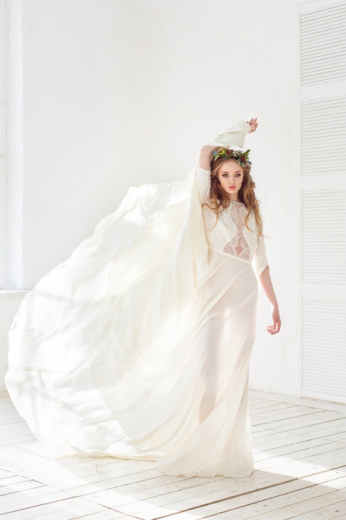 Летящее шелковое свадебное платье