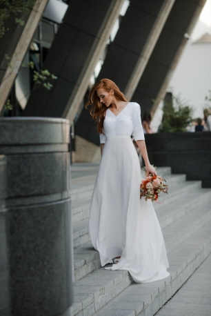 Минималистичное шелковое свадебное платье