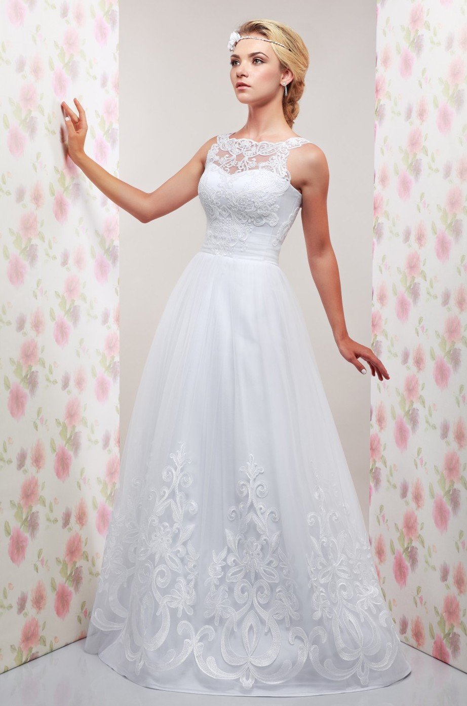 Классическое белое платье Милена из коллекции 2016 года "Счастливый день" бренда Lileya - воплощение нежности и романтики.