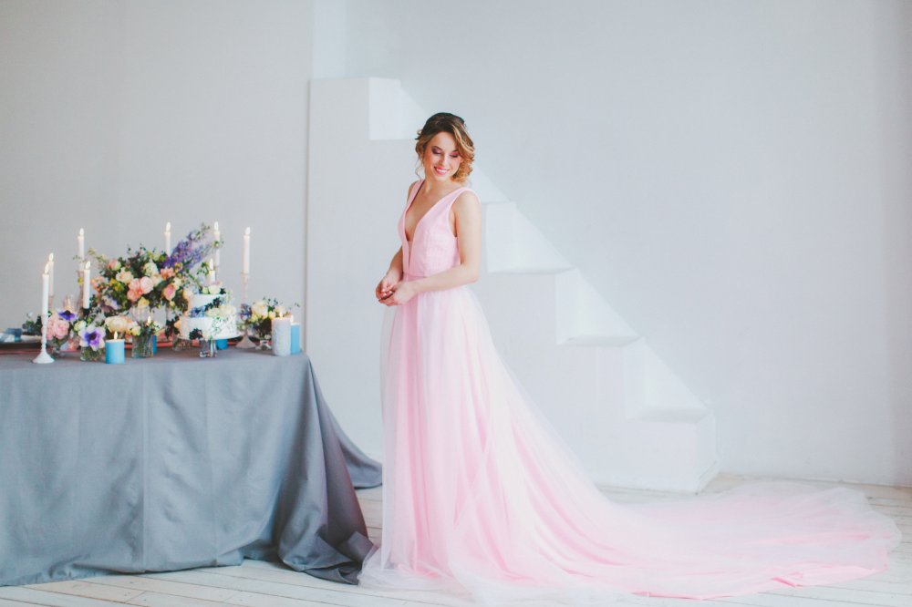 Свадебное платье "Attractive rose" c открытой спиной и шлейфом. Приятная телу основа из трикотажа, мягкий фатин и отделка чешскими бусинами цвета rose quartz