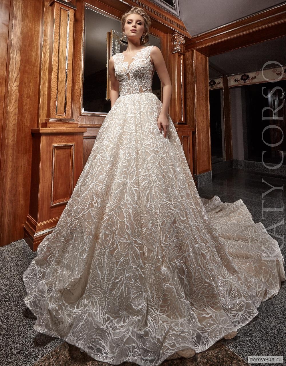 Свадебное платье Katy Corso<br />
RADO
Великолепное свадебное платье А-образного силуэта от кутюр. Полностью выполнено из эффектного кружева с крупным цветочным орнаментом.