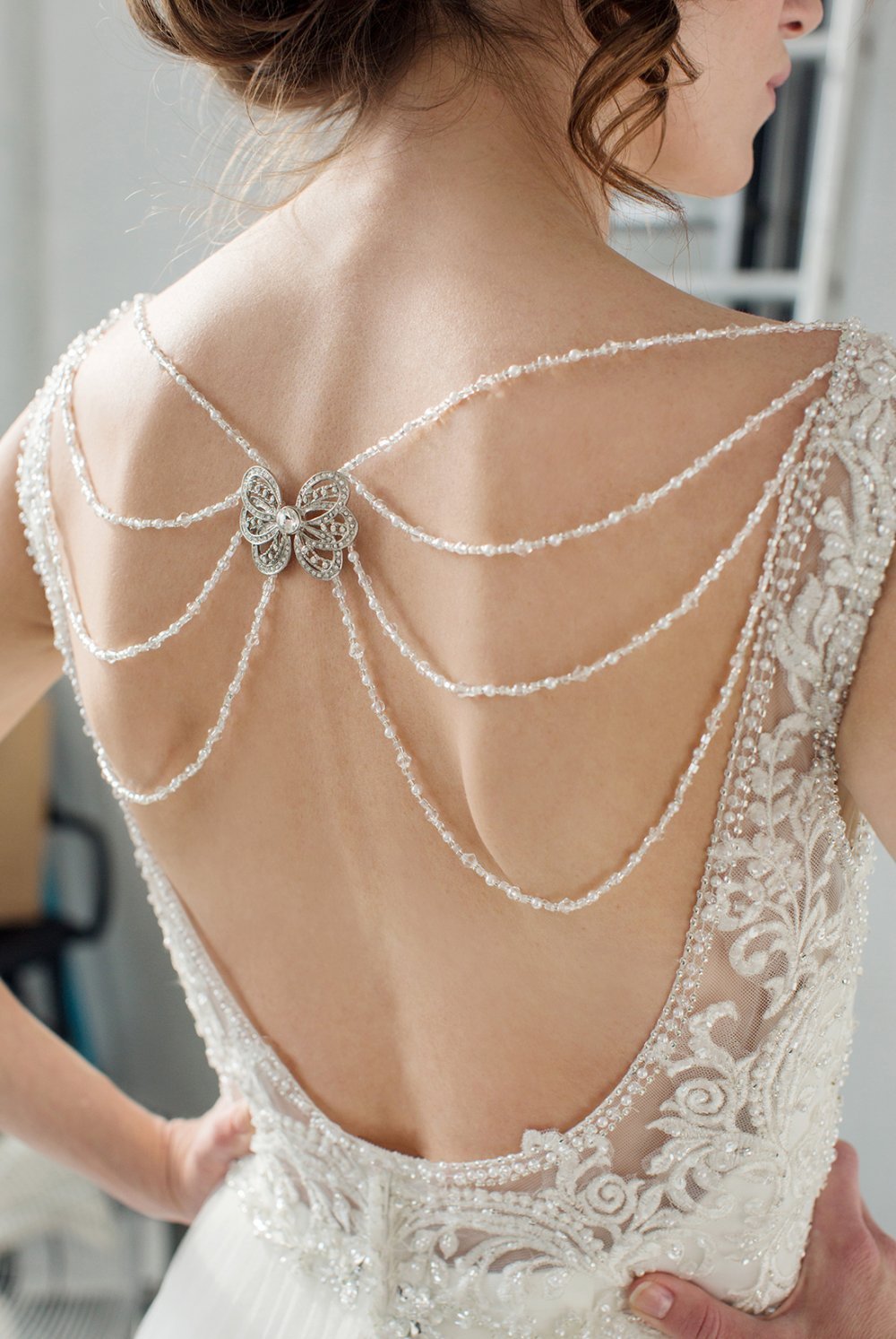 Свадебное платье с красивой спиной, декорированной брошью в виде бабочки