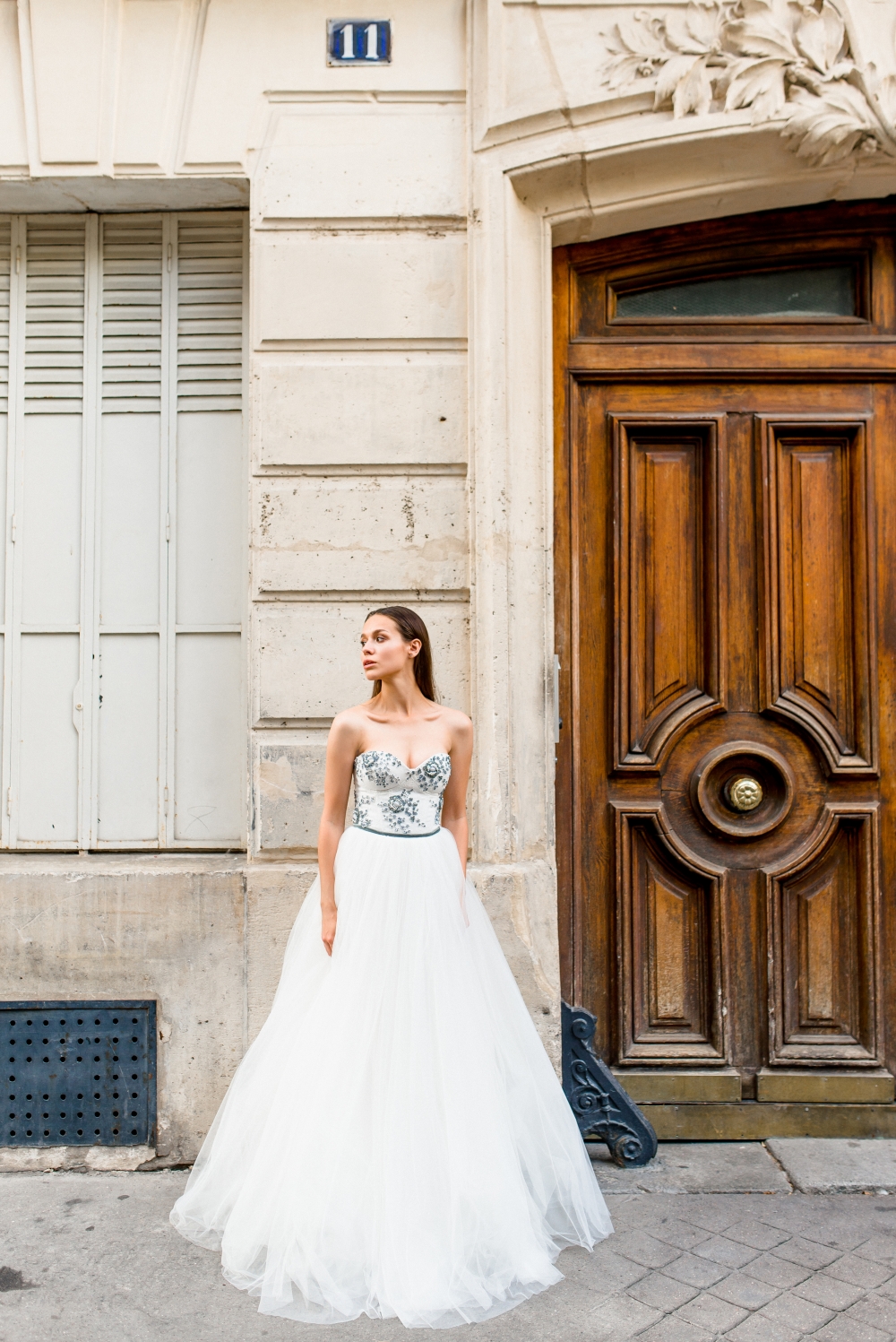Великолепное свадебное платье-бюстье с богатой инкрустацией бисером, жемчугом и камнями в сочетании с ажурной вышивкой подчёркивает роскошное декольте.