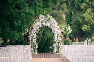 Оригинальное цветочное оформление свадебной арки