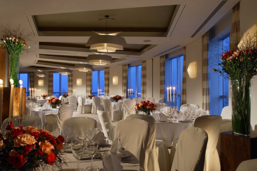 Панорамный зал «Давос» на 29-м этаже отеля с неповторимым видом на город превратит вашу свадьбу в незабываемое событие. Вместе с гостями вы сможете увидеть закат над Москвой. 