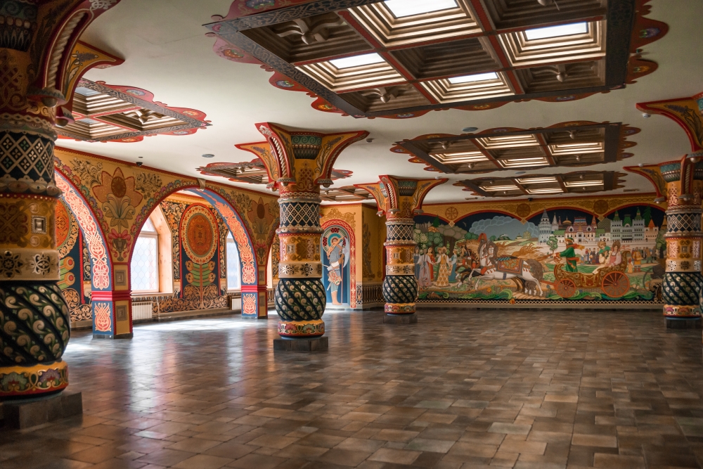 «Боярский» зал - один из самых необычных и уникальных в своем роде. Он выполнен в русском народном стиле и богато украшен, что делает его необычайно красивым и привлекательным для гостей. Зал расчитан до 100 человек