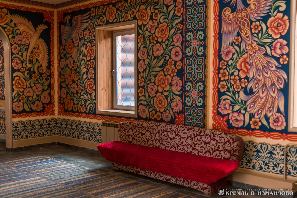 «Боярский» зал - один из самых необычных и уникальных в своем роде. Он выполнен в русском народном стиле и богато украшен, что делает его необычайно красивым и привлекательным для гостей. Зал расчитан до 100 человек