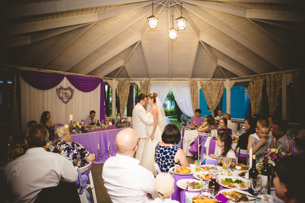 Свадьба в барбекю-беседке, открытая беседка с отдельным подходом, мангальной зоной и барной стойкой 40 чел.