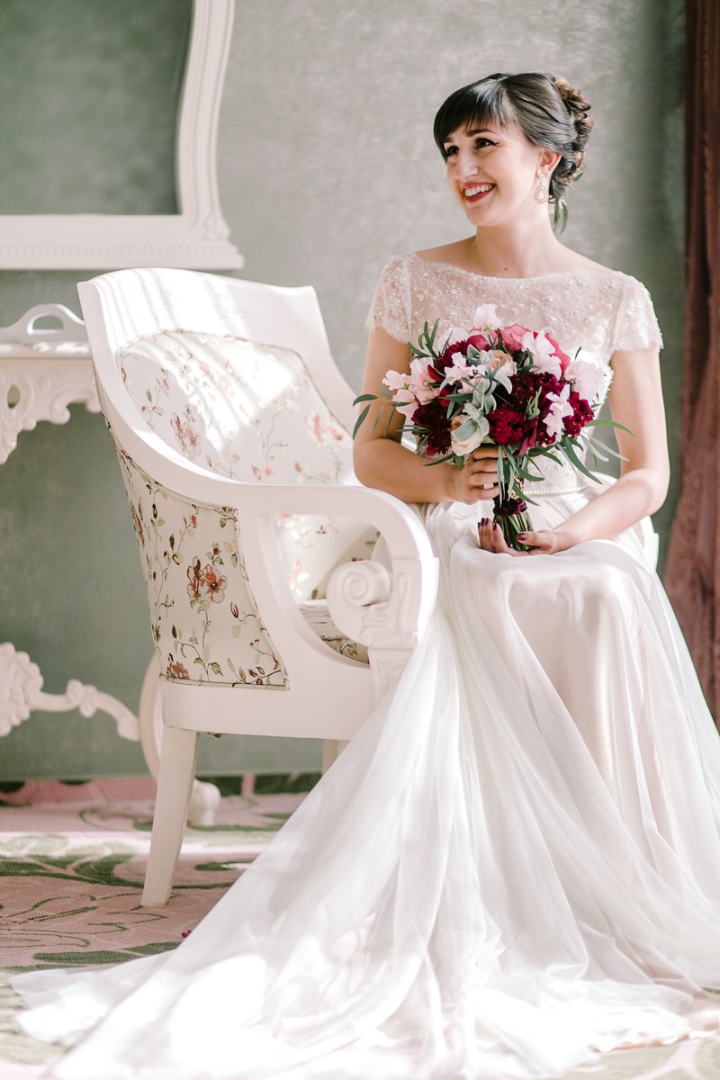 Легкое свадебное платье с маленькими рукавами