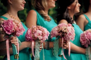Букеты подружек невесты с розовыми пионами