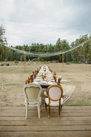 банкетный стол на свадьбе на природе 