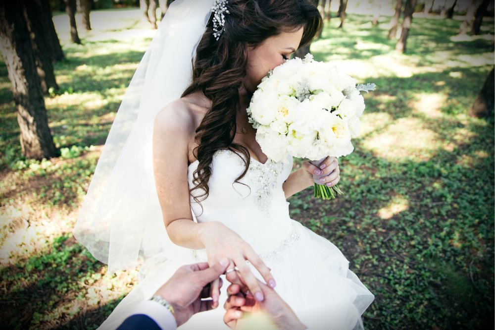 прекрасные эмоции на свадебной фотосессии. букет от свадебного агентства "Пчёлки"