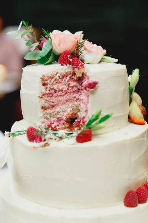 Элегантный свадебный торт в стиле рустик, обтянутый сыром маскарпоне. Отличная замена для тех, кто не любит мастику ;)
