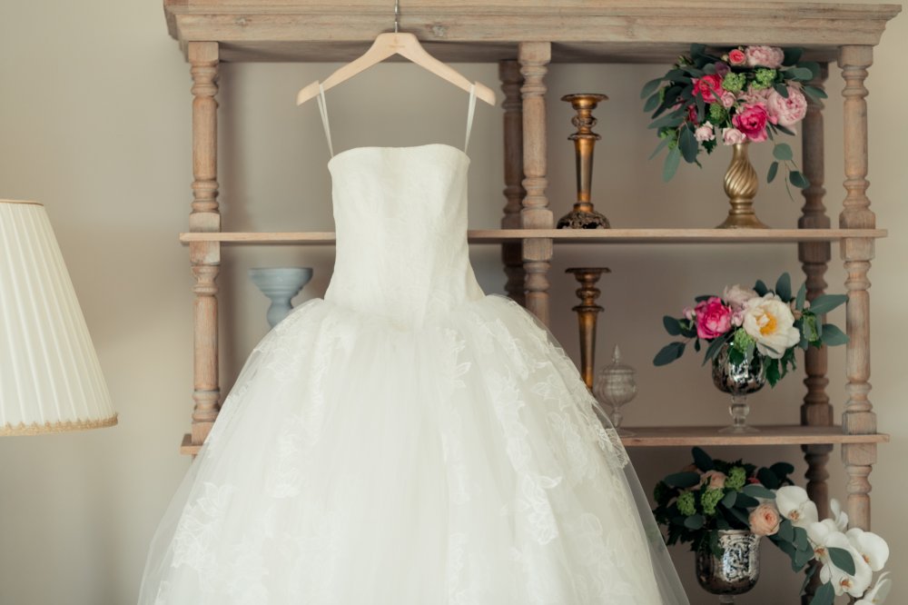 Платье невесты на вешалке
