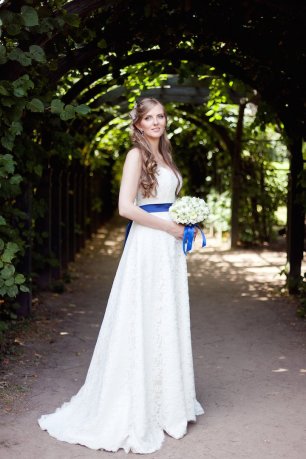 Платье невесты с синим поясом