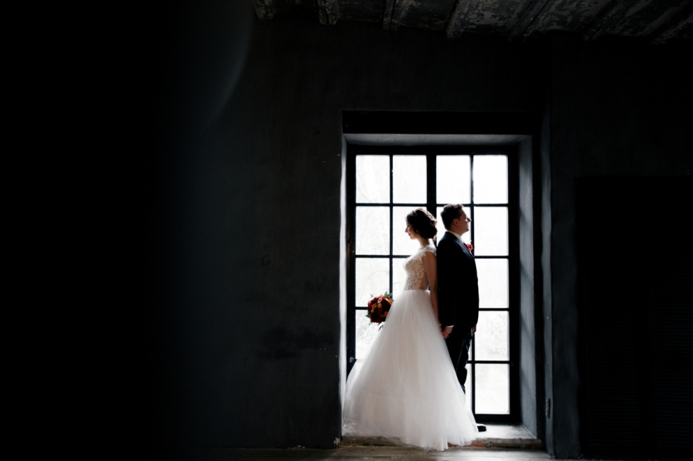 фотосессия в окне свадьба марсала фотостудия сборы невесты