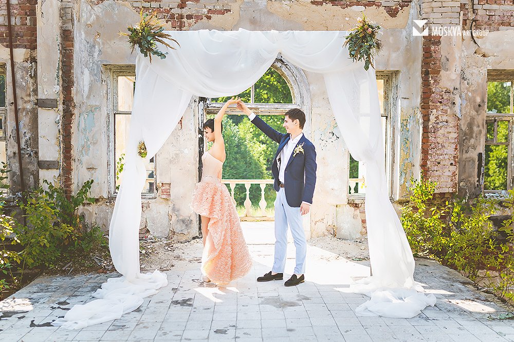 Невеста в персиковом платье у арки выездной регистрации