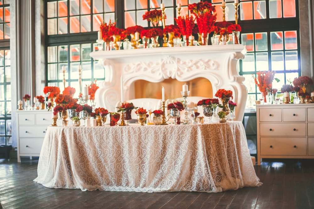 Цветочные вазы в декоре свадебного стола