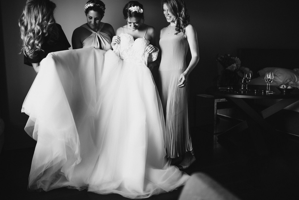 Чтобы фотографии со сборов невесты были живые и эмоциональные пригласите подружек!