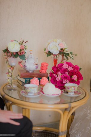 Чайный столик в оформлении свадебной фотозоны