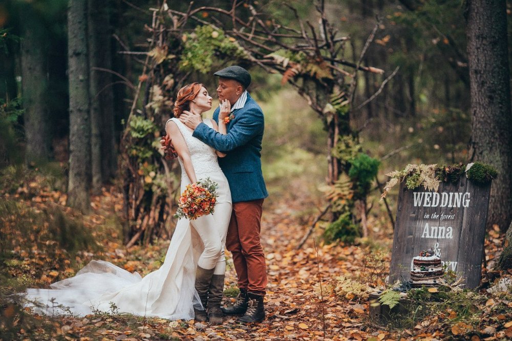 Свадьба в осеннем лесу