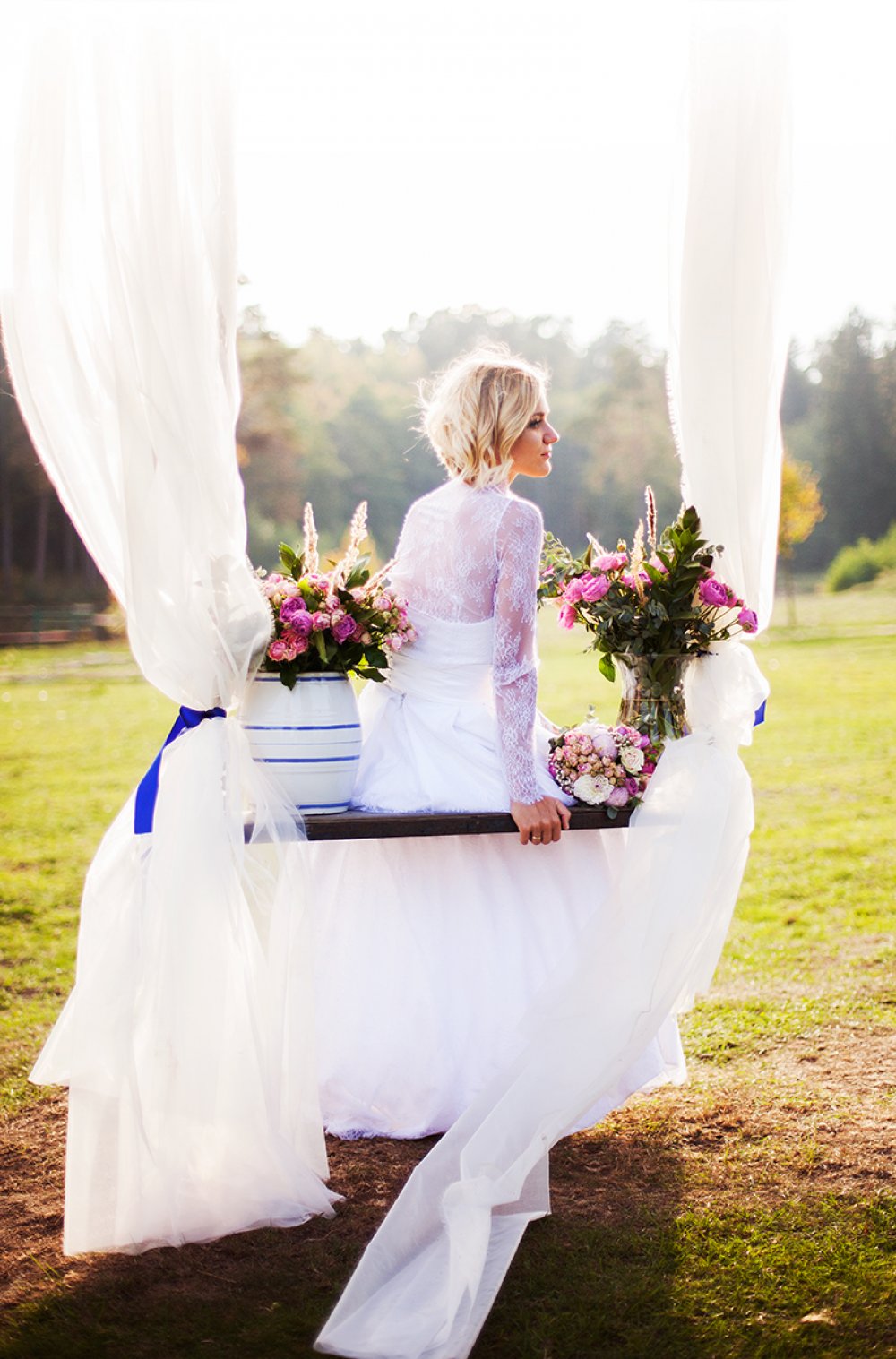 Фотосессия: невеста на качелях