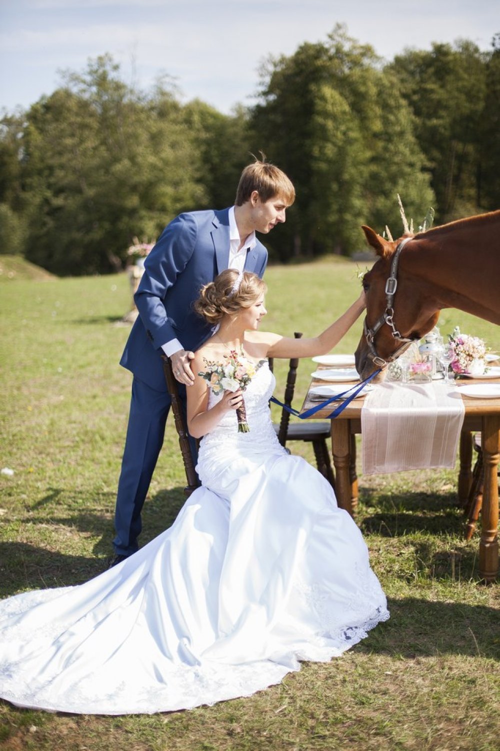 Фотосессия жениха и невесты с лошадью
