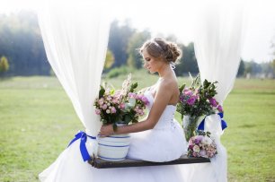 Невеста на качелях, украшенных легкой тканью