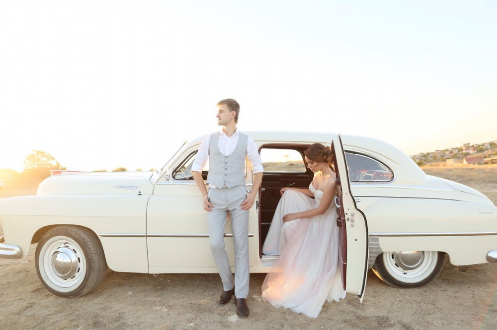 Свадьба в Крыму, фотосессия на закате, ретро автомобиль
