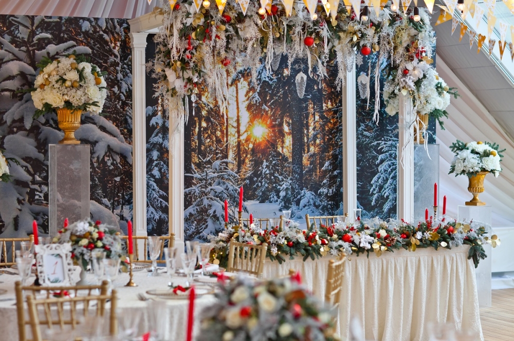 Прекрасная зимняя сказка была реализована на свадьбе нашей пары в последние выходные года. Гости словно погружались в атмосферу Рождества!