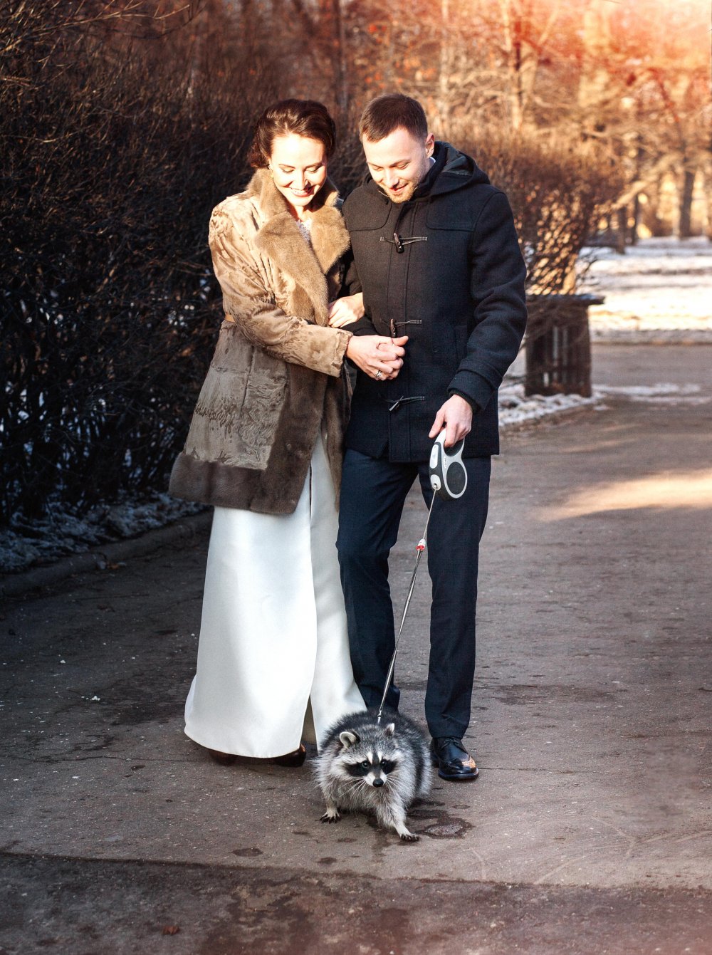 Анастасия и Дмитрий встретили на свадебной прогулке енота! Говорят это хороший знак!!!