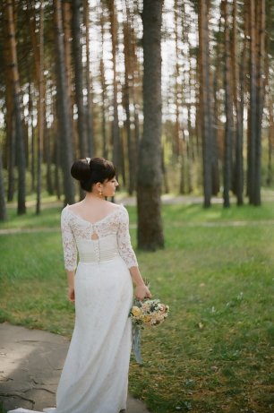 Платье невесты с кружевными рукавами три-четверти