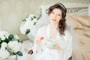 Утро невесты с чашкой горячего чая и макарунами
