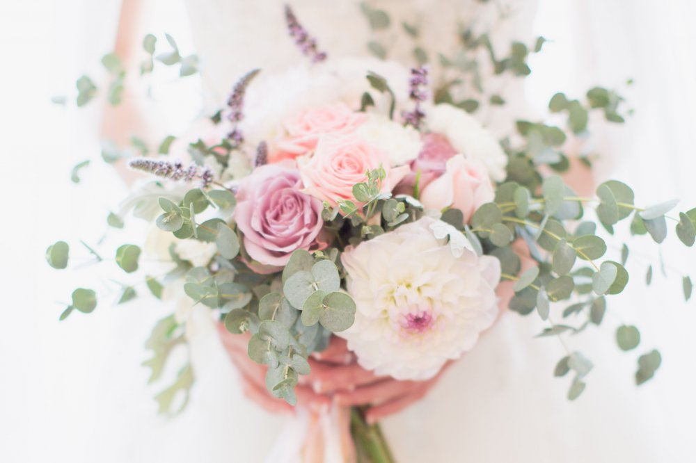 Нежный букет невесты в розовых и фиолетовых оттенках