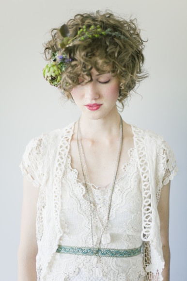 Прическа невесты для коротких волос с цветами