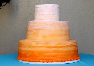 Трехъярусный свадебный торт в цвете омбре