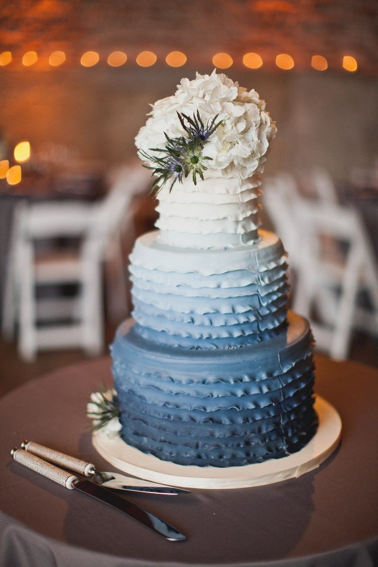 Свадебный торт, украшенный свежими цветами