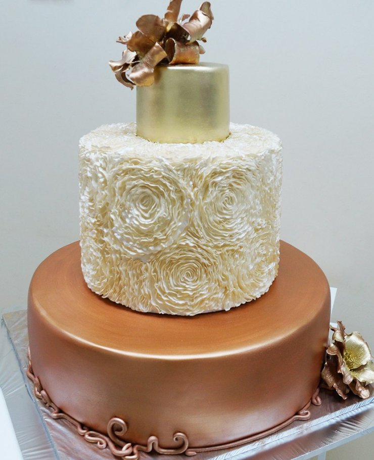 Свадебный торт с глянцевой глазурью