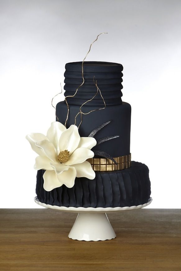 Свадебный торт с большим цветком