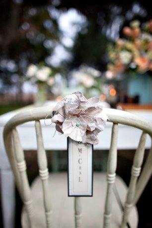 Декор стула в виде цветка из ткани
