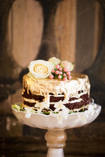 Свадебный торт с глазурью и цветами в декоре